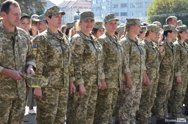 «Вітаємо вдома»:  Луцьк зустрів військових авіаторів. ФОТО