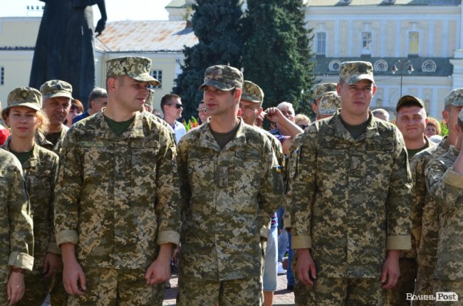 «Вітаємо вдома»:  Луцьк зустрів військових авіаторів. ФОТО