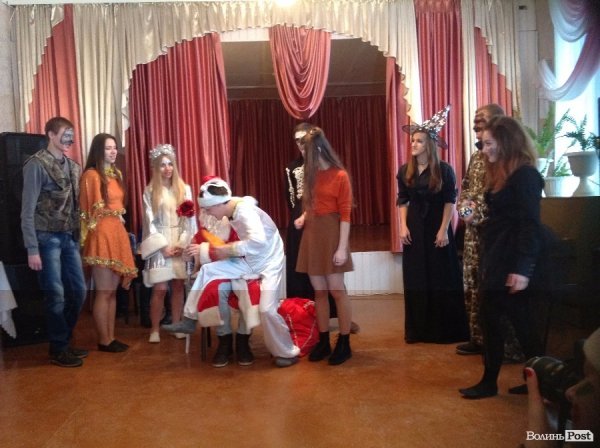 Спілкування - це найголовніше: помічники Миколая подарували новорічне свято дітям у Крупі. ФОТО 