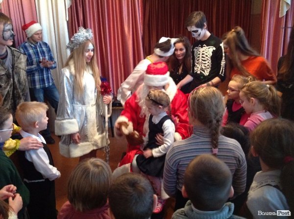 Спілкування - це найголовніше: помічники Миколая подарували новорічне свято дітям у Крупі. ФОТО 