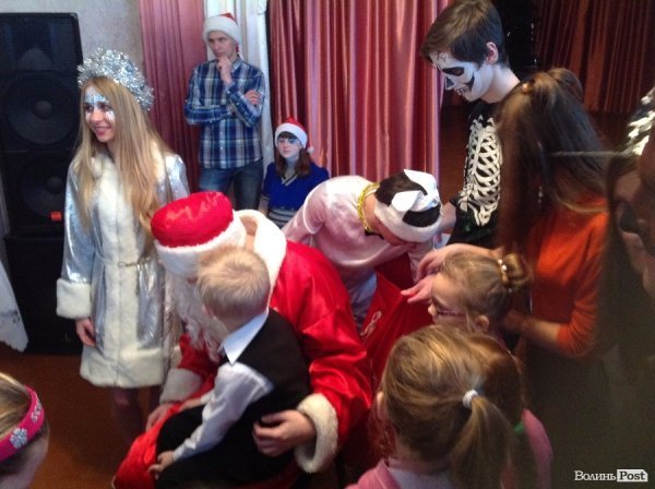 Спілкування - це найголовніше: помічники Миколая подарували новорічне свято дітям у Крупі. ФОТО 