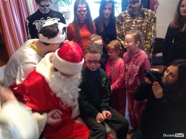 Спілкування - це найголовніше: помічники Миколая подарували новорічне свято дітям у Крупі. ФОТО 