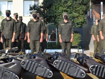 У Луцьку нацгвардійці-новобранці урочисто отримали зброю. ФОТО