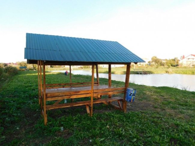 Біля мальовничого озера на Волині поставили альтанки. ФОТО