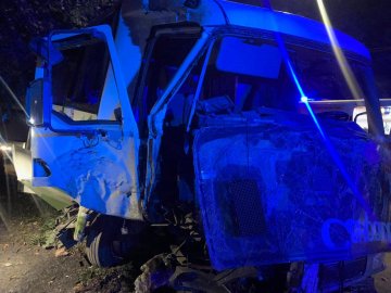 У Луцьку на Львівській автобус в'їхав у дерево: травмувались 4 пасажири