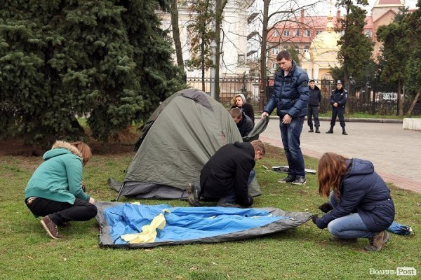 На Євромайдані у Луцьку почали розгортати наметове містечко. ФОТО
