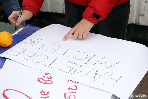 На Євромайдані у Луцьку почали розгортати наметове містечко. ФОТО