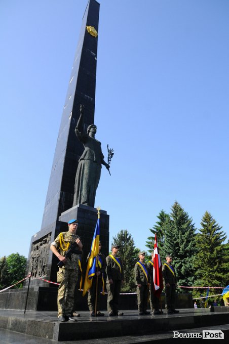 З маками і трояндами: у Луцьку відзначили річницю перемоги над нацизмом. ФОТО