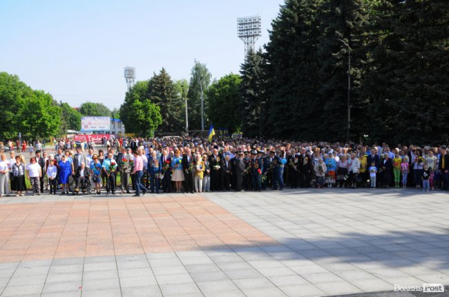 З маками і трояндами: у Луцьку відзначили річницю перемоги над нацизмом. ФОТО