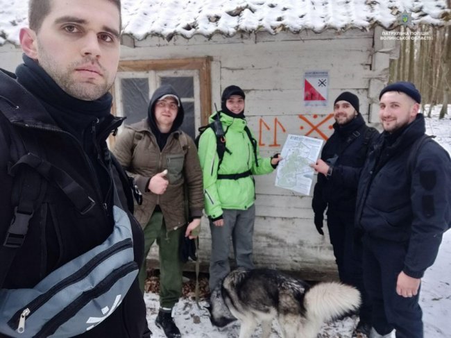 За 15 годин пройшли 57 кілометрів: волинські патрульні взяли участь у екстремальних змаганнях. ФОТО