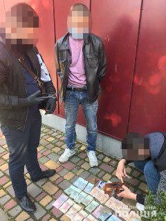 Гроші, зброя та «закладки»: у Луцьку затримали «наркоділка». ФОТО