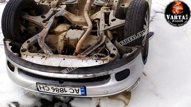 У Львові авто на волинській реєстрації перекинулось на дах. ФОТО