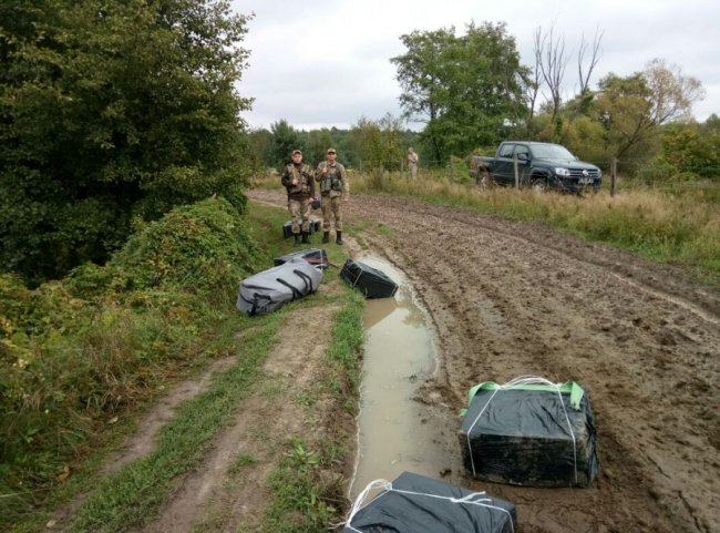 Важкі будні контрабандистів на Волині: одні викинули товар, інших затримали