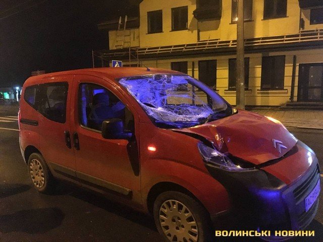 Авто у Луцьку збило 2 людей. ФОТО