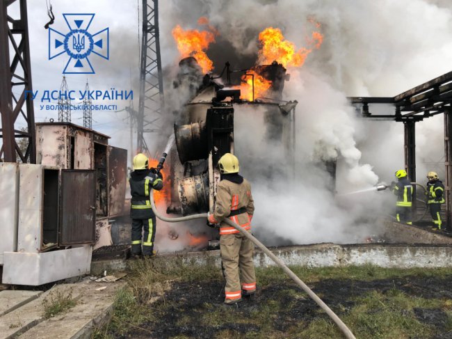 Рятувальники оприлюднили фото із ліквідації пожеж після влучань ракет у Луцьку і Ковелі