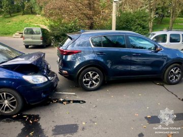 Потрощені автівки: у Луцьку на вулиці Глушець зіткнулися дві водійки