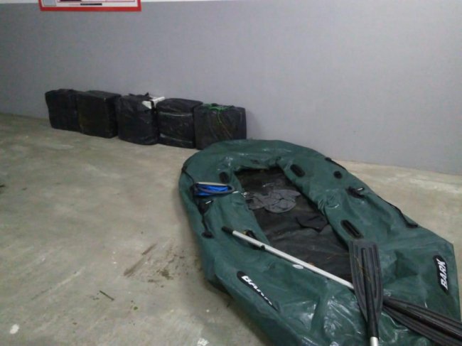 На Волині контрабандисти «загубили» в траві 10 ящиків сигарет. ФОТО