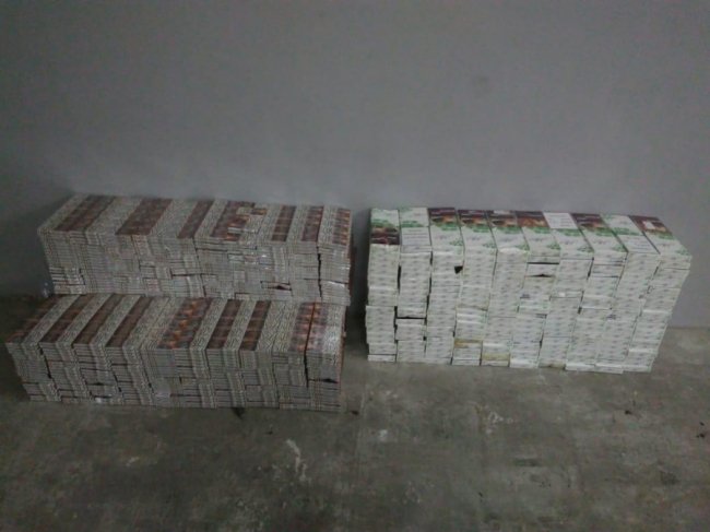 На Волині контрабандисти «загубили» в траві 10 ящиків сигарет. ФОТО