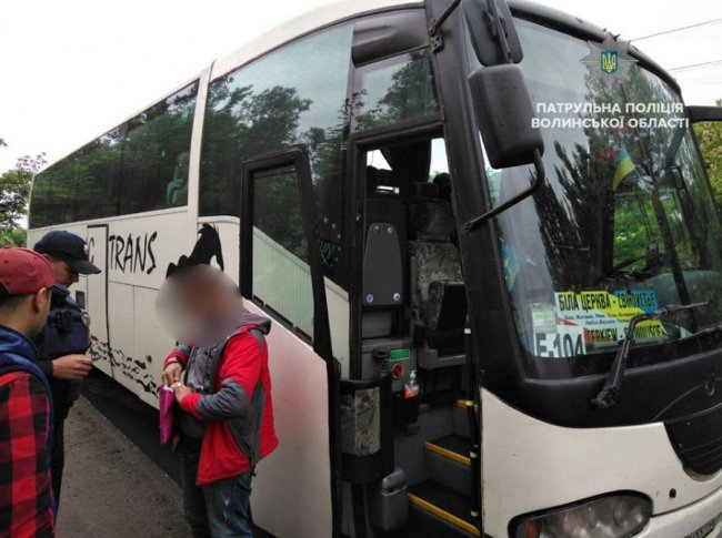 У Луцьку водій автобусу висадив пасажирів не на зупинці та отримав штраф. ФОТО