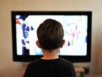 Дві години перед телевізором прирівнюють до втрати чотирьох місяців навчання, – дослідження