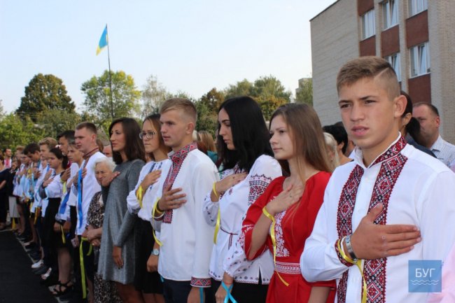 Вишиванки, квіти, бантики: у Володимирі пролунав перший дзвоник. ФОТО