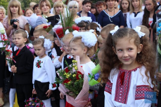 Вишиванки, квіти, бантики: у Володимирі пролунав перший дзвоник. ФОТО