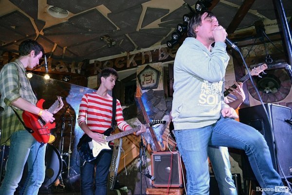 Вокаліст гурту АННА Віктор Новосьолов без репетицій заспівав свою пісню під супровід учнів рок-школи