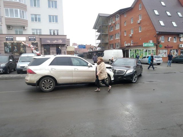 Поблизу Луцька зіткнулися дві елітні автівки. ФОТО