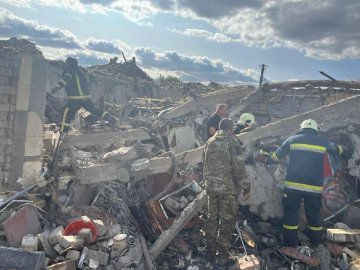 «Одною ракетою поховали все село»: який вигляд має Гроза на Харківщині після російської атаки