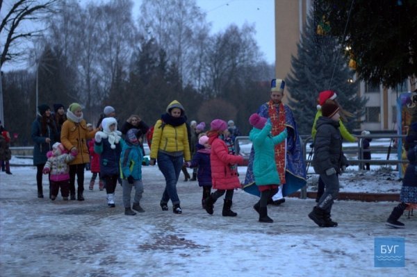 Селфі і співи: у Нововолинську засвітили головну ялинку