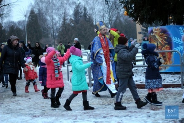 Селфі і співи: у Нововолинську засвітили головну ялинку