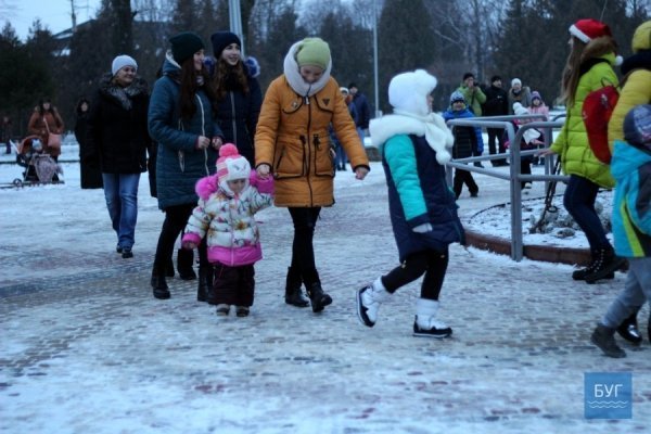 Селфі і співи: у Нововолинську засвітили головну ялинку