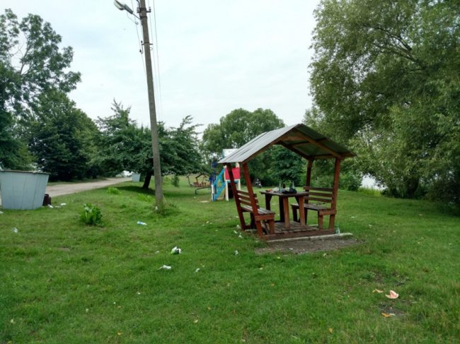 Мертві коти та купи порожніх пляшок: волинянина вразила «чистота» на озері Лука. ФОТО