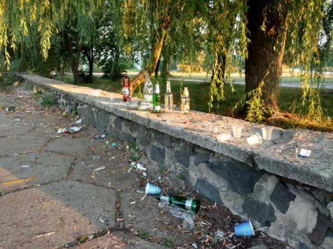 Мертві коти та купи порожніх пляшок: волинянина вразила «чистота» на озері Лука. ФОТО