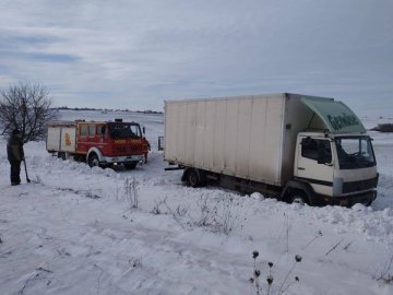 Застрягла в заметі: на Волині вантажівка перегородила шлях  «швидкій», яка поспішала на виклик