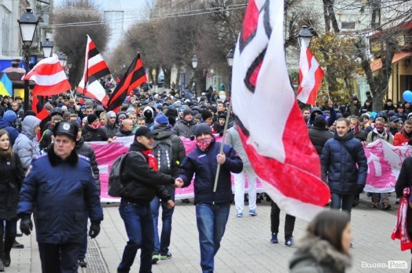 Футбольні фани у Луцьку влаштували марш. ВІДЕО