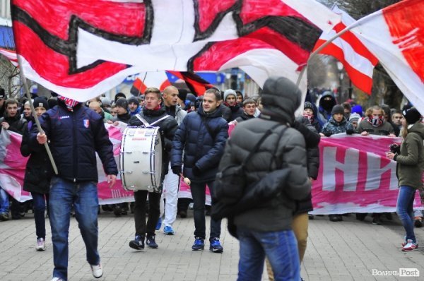 Футбольні фани у Луцьку влаштували марш. ВІДЕО