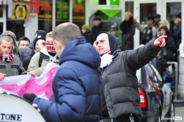Футбольні фани у Луцьку влаштували марш. ВІДЕО