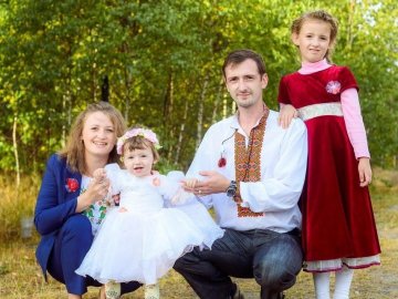 Священник з Волині створює неймовірні гравюри на склі та дзеркалах. ФОТО