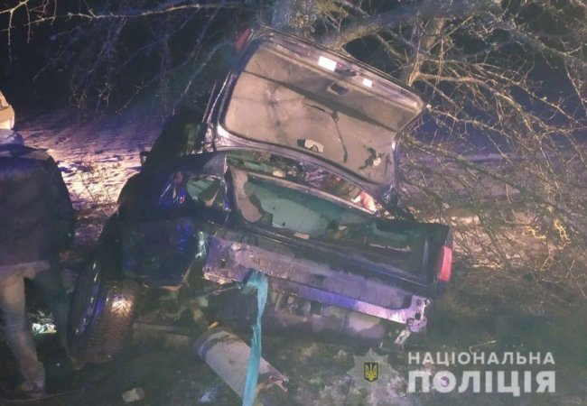 На Рівненщині школярі на Audi злетіли з траси: водій загинув, троє пасажирів – у реанімації. ФОТО