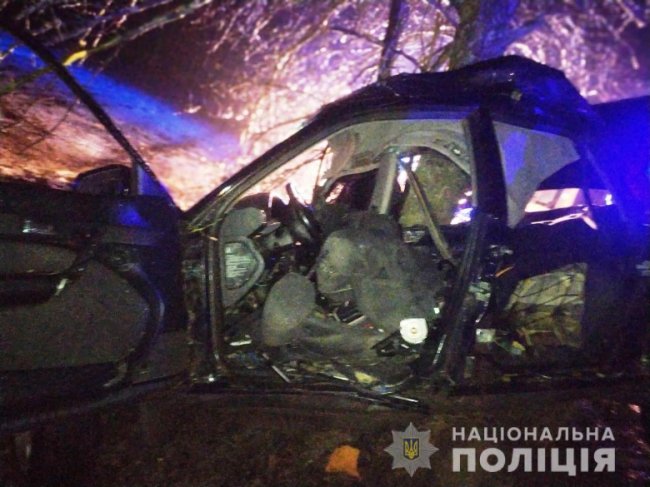 На Рівненщині школярі на Audi злетіли з траси: водій загинув, троє пасажирів – у реанімації. ФОТО