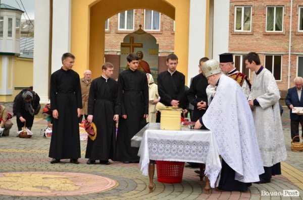 У Луцьку святять паску. ФОТО