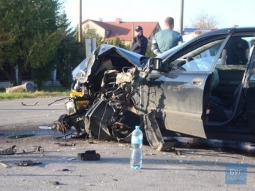 Небезпечний обгін: на Волині зіткнулись бус та легковик. ФОТО