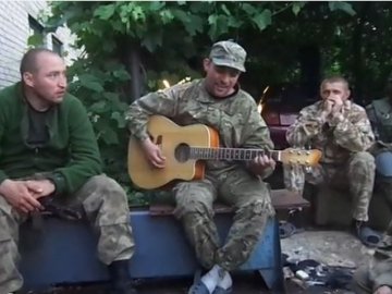 Новий хіт інтернету: солдати співають під артилерійські вибухи. ВІДЕО