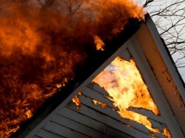 На Волині горів будинок: врятували власника, який отримав опіки