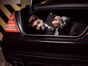 Двоє братів на Волині побили чоловіка і запхали в багажник