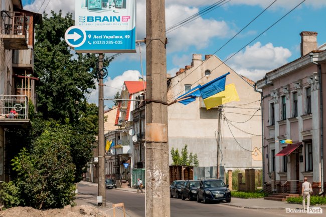 Синьо-жовтий Луцьк: як місто чепуриться до святкувань. ФОТО