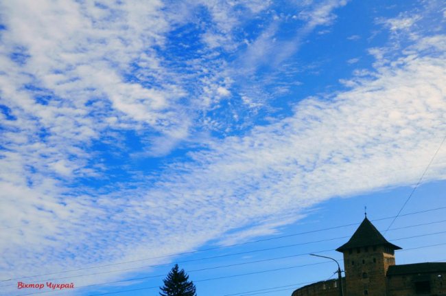 Осіннє небо над Луцьком на світлинах фотографа
