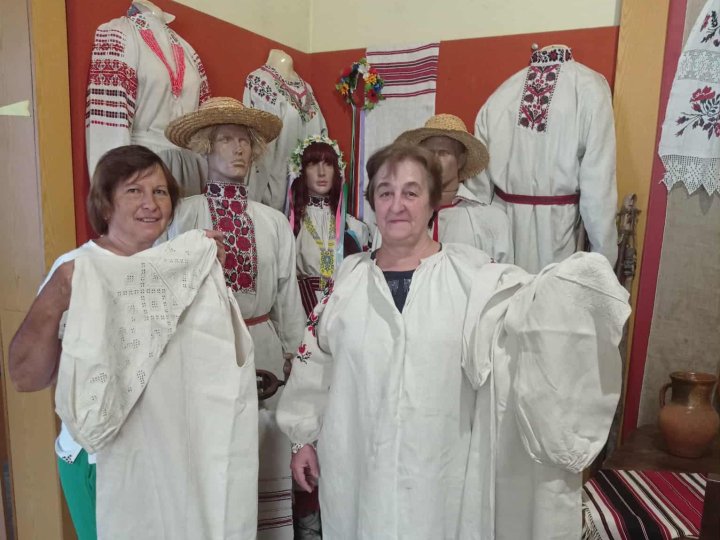 Волинянка подарувала у музей 100-річні бабусині вишиванки. ФОТО