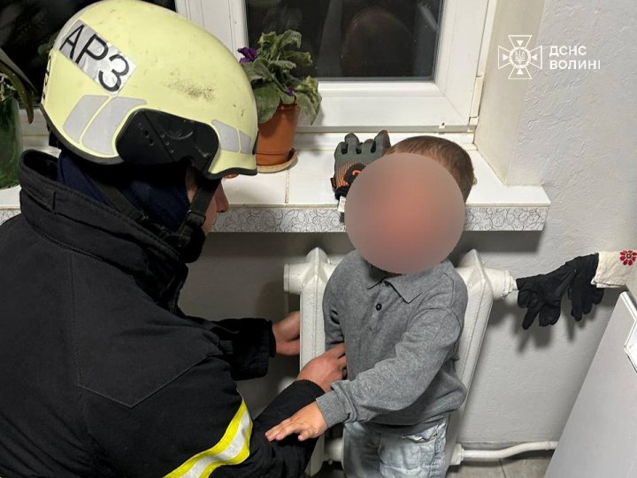 У Луцьку рятувальники допомогли 3-річній дитині, рука якої застрягла в батареї